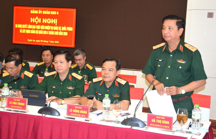 Trung tướng Hà Thọ Bình, Phó bí thư Đảng ủy, Tư lệnh Quân khu 4 phát biểu tại hội nghị.