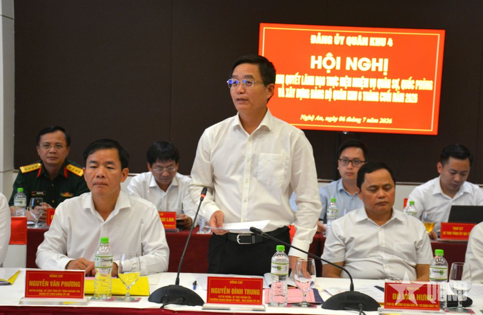Đồng chí Nguyễn Đình Trung, Ủy viên Trung ương Đảng, Bí thư Thành ủy Huế phát biểu tại hội nghị.