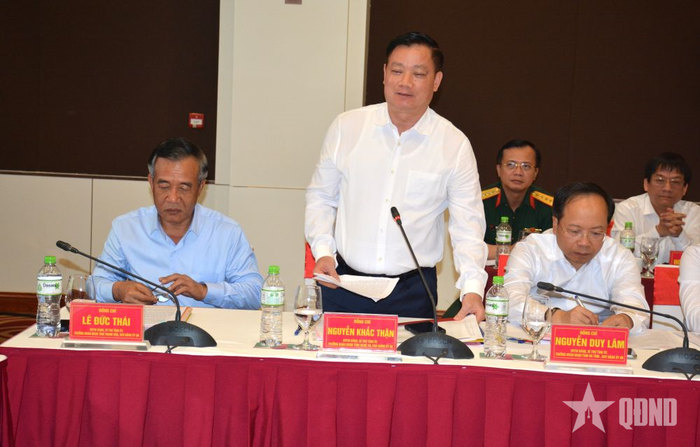 Đồng chí Nguyễn Khắc Thận, Ủy viên Trung ương Đảng, Bí thư Tỉnh ủy Nghệ An phát biểu tại hội nghị.