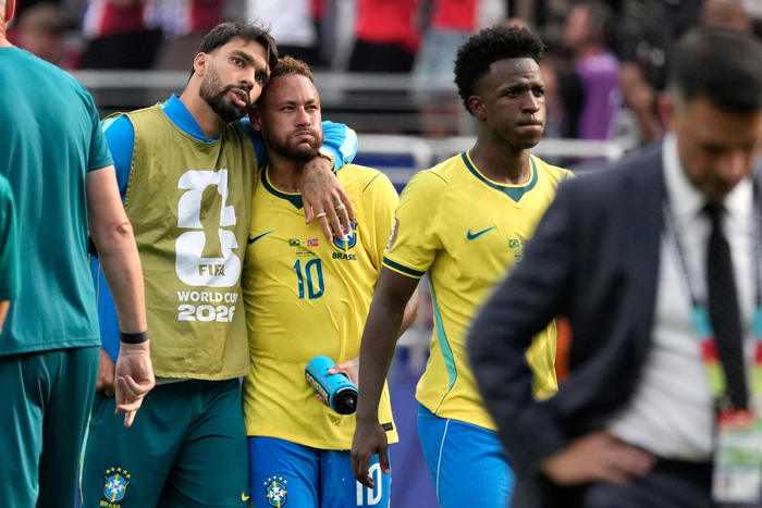 Vẻ mặt buồn bã của Neymar và các đồng đội khi phải sớm nói lời chia tay World Cup 2026. Ảnh: AP