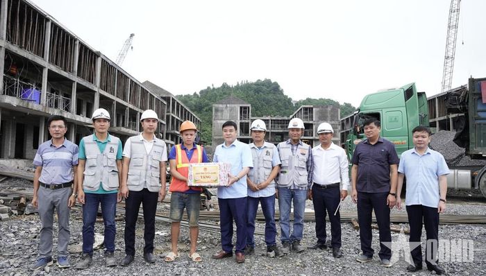 Đoàn công tác tặng quà, động viên cán bộ, công nhân đang thi công Dự án Trường Phổ thông Dân tộc nội trú liên cấp Tiểu học và THCS Sơn Vĩ. 