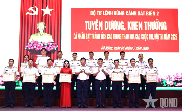 Thiếu tướng Trần Quang Tuấn, Tư lệnh Vùng Cảnh sát biển 2 và Đại tá Lê Huy, Chính ủy Vùng Cảnh sát biển 2 trao thưởng tặng các cá nhân đạt thành tích cao.