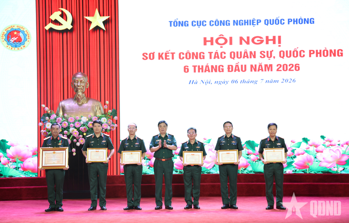  Trung tướng Hồ Quang Tuấn, Chủ nhiệm Tổng cục Công nghiệp quốc phòng trao các danh hiệu cho chỉ huy Tổng cục và chỉ huy các cục trực thuộc.