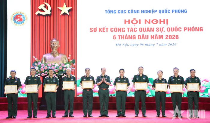  Trung tướng Đinh Quốc Hùng, Bí thư Đảng ủy, Chính ủy Tổng cục Công nghiệp quốc phòng trao Bằng khen của Bộ Quốc phòng tặng các tập thể.