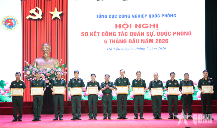 Thiếu tướng Phạm Thanh Khiết, Phó chủ nhiệm, Tham mưu trưởng Tổng cục Công nghiệp quốc phòng trao Bằng khen của Tổng cục Công nghiệp quốc phòng tặng các tập thể. 