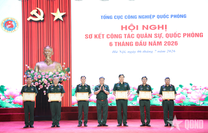  Thiếu tướng Nguyễn Đức Tăng, Phó chính ủy Tổng cục Công nghiệp quốc phòng trao Bằng khen của Bộ trưởng Bộ Quốc phòng, Tổng cục Chính trị, Tổng cục Công nghiệp quốc phòng tặng các cá nhân. 