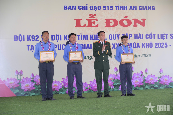 Đại tá Cao Minh Tâm, Phó chính ủy Bộ CHQS tỉnh, thành viên Ban Chỉ đạo 515 tỉnh trao giấy khen của Bộ CHQS tỉnh tặng các tập thể, cá nhân có thành tích xuất sắc trong thực hiện nhiệm vụ tìm kiếm, quy tập hài cốt liệt sĩ tại Campuchia và trên địa bàn tỉnh An Giang giai đoạn XXV (mùa khô 2025-2026).