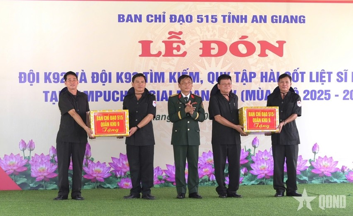 Ban Chỉ đạo 515 Quân khu 9 trao quà tặng Đội K92 và Đội K93.