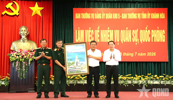  Các đại biểu trao tặng quà. 