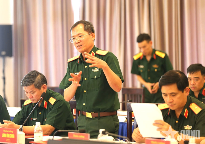  Thiếu tướng Lương Đình Chung, Bí thư Đảng ủy, Chính ủy Quân khu 5 phát biểu tại buổi làm việc. 