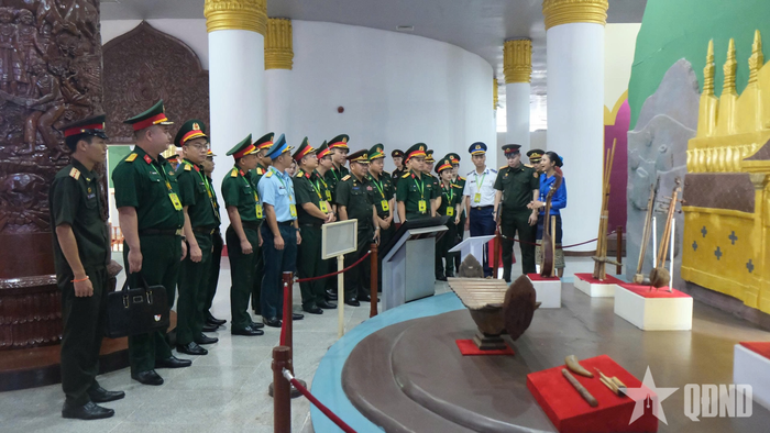 Các thành viên trong đoàn nghe thuyết minh về lịch sử liên minh chiến đấu hào hùng giữa hai quân đội. 