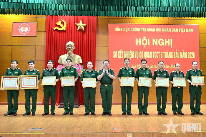 Đại tướng Nguyễn Trọng Nghĩa trao thưởng các tập thể, cá nhân tiêu biểu. 