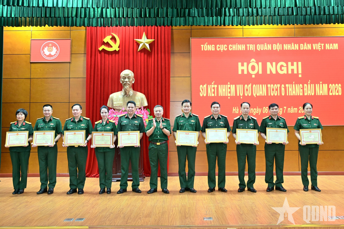 Thượng tướng Lê Quang Minh trao thưởng các tập thể, cá nhân tiêu biểu. 