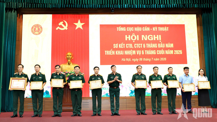 Trung tướng Đỗ Văn Thiện trao thưởng tặng các tập thể, cá nhân có thành tích tiêu biểu trong thực hiện các nhiệm vụ.