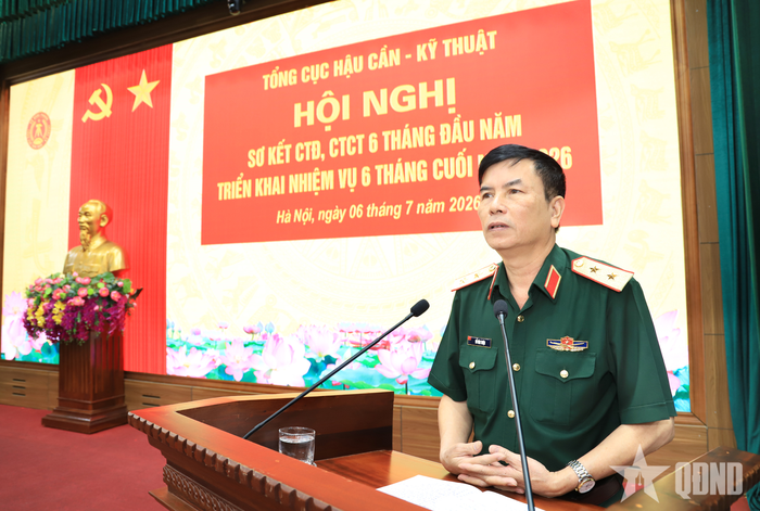 Trung tướng Đỗ Văn Thiện, Bí thư Đảng ủy, Chính ủy Tổng cục Hậu cần - Kỹ thuật gợi mở, định hướng thảo luận tại hội nghị.