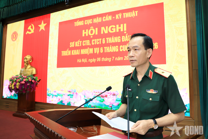 Thiếu tướng Nguyễn Mạnh Hùng, Chủ nhiệm Chính trị Tổng cục Hậu cần - Kỹ thuật trình bày báo cáo kết quả hoạt động CTĐ, CTCT 6 tháng đầu năm.