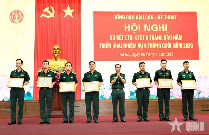 Thiếu tướng Nguyễn Đình Chiêu, Phó chính ủy Tổng cục Hậu cần - Kỹ thuật trao thưởng tặng các cá nhân có thành tích tiêu biểu trong thực hiện nhiệm vụ 6 tháng đầu năm.
