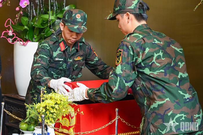  Lực lượng chức năng thực hiện nghi thức quy tập hài cốt liệt sĩ. 
