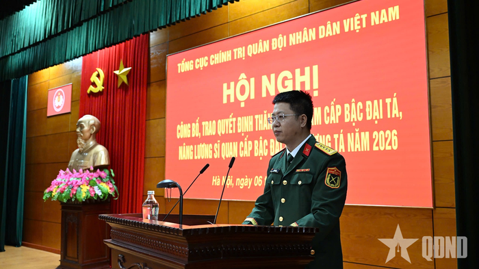 Đại tá Hà Sơn Thái thay mặt các đồng chí được thăng quân hàm, nâng lương phát biểu.