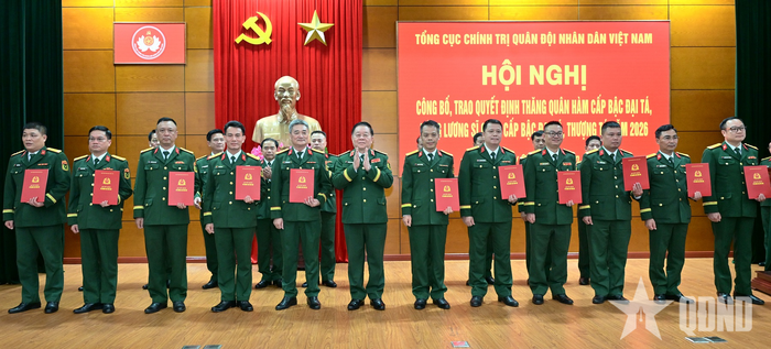 Đại tướng Nguyễn Trọng Nghĩa trao quyết định cho các đồng chí được thăng quân hàm Đại tá năm 2026.