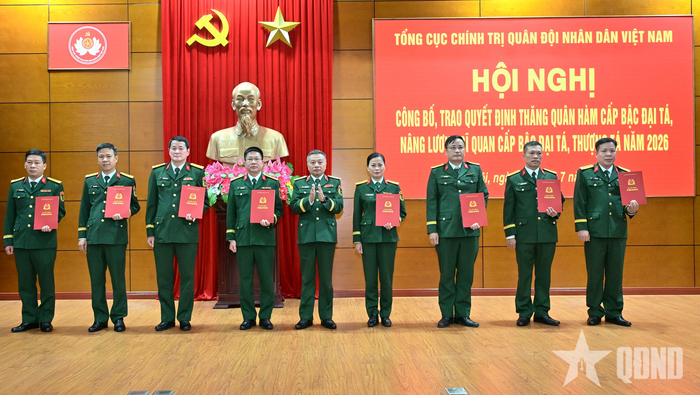 Thượng tướng Lê Quang Minh trao quyết định cho các đồng chí được nâng lương sĩ quan cấp bậc Đại tá, Thượng tá năm 2026.