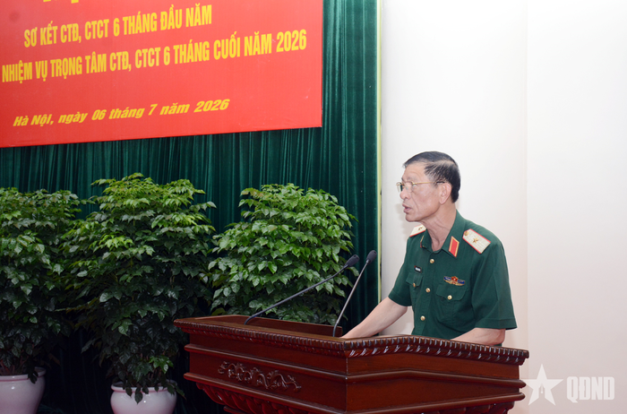  Thiếu tướng Nguyễn Ngọc Đoàn, Phó bí thư Đảng ủy Bộ Tổng Tham mưu - Cơ quan Bộ Quốc phòng, Chủ nhiệm Chính trị Bộ Tổng Tham mưu trình bày báo cáo tại hội nghị. 