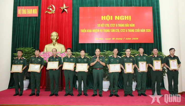  Thượng tướng Phùng Sĩ Tấn trao khen thưởng của các cấp tặng các tập thể, cá nhân tại hội nghị.