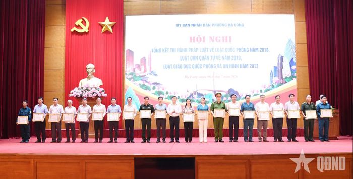  Các tập thể, cá nhân được khen thưởng tại hội nghị.