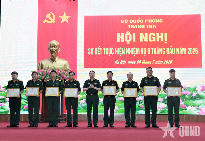 Khen thưởng các tập thể, cá nhân có thành tích xuất sắc trong thực hiện nhiệm vụ 6 tháng đầu năm 2026. 