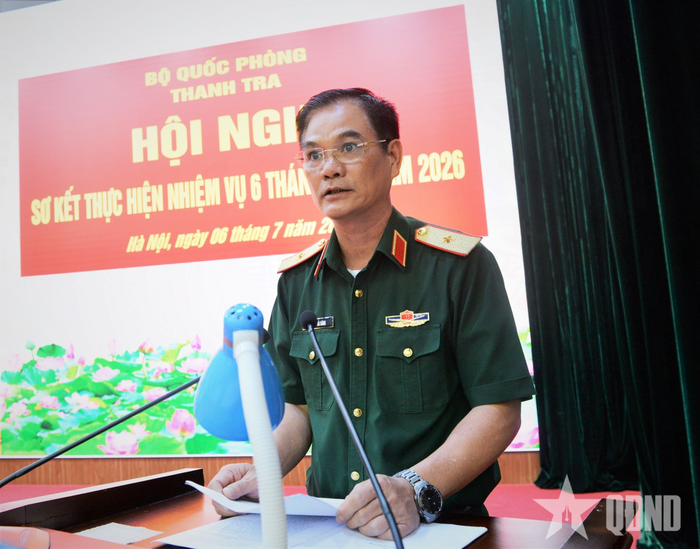  Thiếu tướng Vũ Hải Đăng, Phó chánh Thanh tra Bộ Quốc phòng trình bày báo cáo tại hội nghị. 