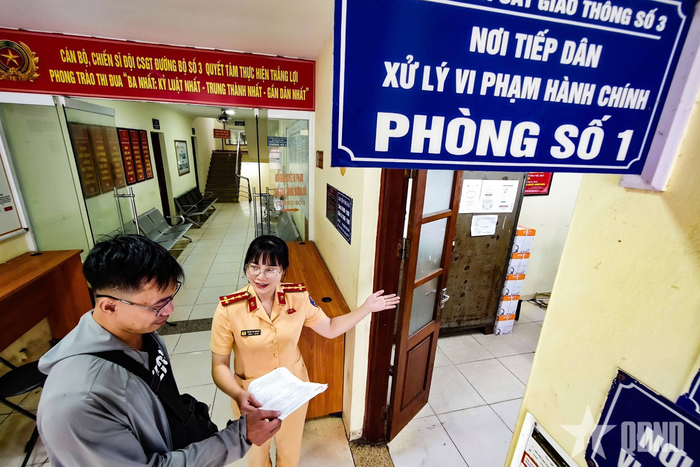 Ở mô hình tiếp dân ngày Chủ nhật của Phòng Cảnh sát giao thông Công an TP Hà Nội, Đại úy Hoàng Thị Nguyệt tiếp nhận, hướng dẫn người dân ngay tại bộ phận trực tiếp công dân. Nụ cười và sự tận tình chính là thước đo ứng xử rõ nhất.