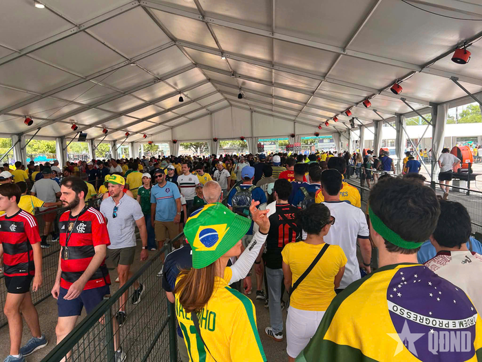 Người hâm mộ Brazil buồn chán khi đội nhà và Neymar bị loại ở World Cup kỳ này.