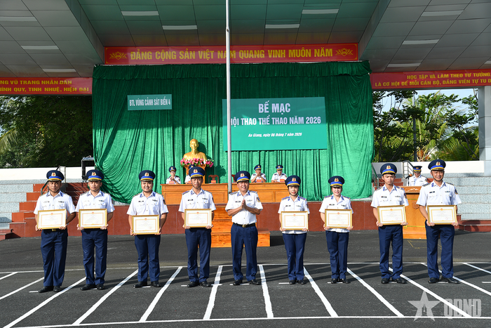  Đại tá Trần Nguyên Lai - Phó tư lệnh, Tham mưu trưởng Bộ tư lệnh Vùng Cảnh sát biển 4, Trưởng ban tổ chức Hội thao trao thưởng cho các tập thể và cá nhân đạt thành tích tốt trong tham gia Hội thao thể thao. 