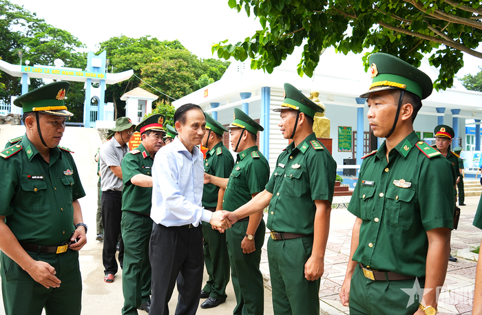  Đoàn công tác Bộ Ngoại giao đến thăm cán bộ, chiến sĩ Đồn Biên phòng Hòn Khoai.