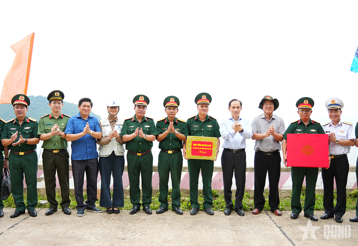  Đồng chí Lê Hoài Trung cùng đoàn công tác và lãnh đạo Tỉnh ủy, UBND tỉnh tặng quà động viên lực lượng thi công các công trình trên đảo. 