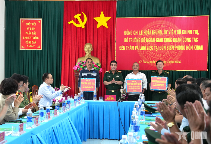  Trung tướng Nguyễn Bá Lực, Phó tổng Tham mưu trưởng tặng quà động viên các lực lượng làm nhiệm vụ và cán bộ, chiến sĩ Đồn Biên phòng Hòn Khoai.