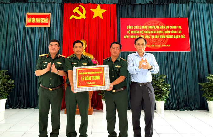  Đồng chí Lê Hoài Trung, Ủy viên Bộ Chính trị, Bộ trưởng Bộ Ngoại giao và Trung tướng Nguyễn Bá Lực, Phó tổng Tham mưu trưởng tặng quà động viên cán bộ, chiến sĩ Đồn Biên phòng Rạch Gốc (Bộ đội Biên phòng tỉnh Cà Mau). 