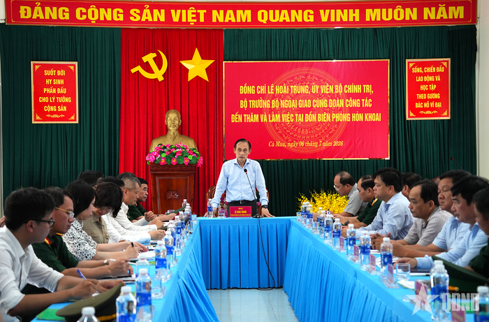  Đồng chí Lê Hoài Trung phát biểu tại buổi thăm, làm việc với cán bộ, chiến sĩ Đồn Biên phòng Hòn Khoai. 