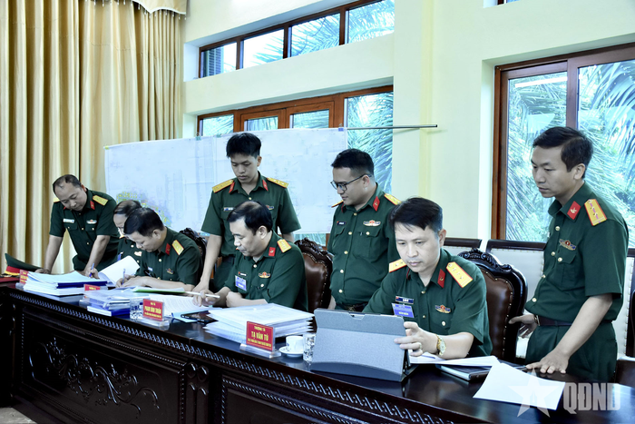  Kiểm tra sổ sách của Trung đoàn 246.