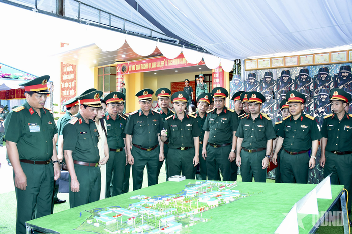 Các đại biểu tham quan mô hình doanh trại của Trung đoàn 246. 