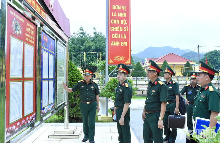 Chấm thi doanh trại Trung đoàn 246. 