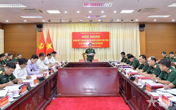Trung tướng La Công Phương, Ủy viên Trung ương Đảng, Bí thư Đảng ủy, Chính ủy Quân khu 1 chủ trì hội nghị.