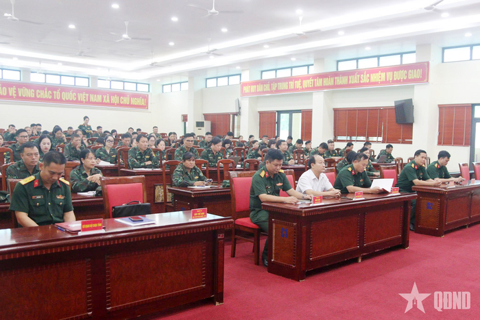 Các đại biểu dự khai giảng.