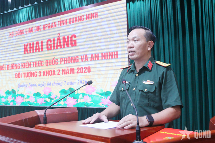 Thượng tá Bùi Công Viên, Phó tham mưu trưởng Bộ CHQS tỉnh Quảng Ninh, phát biểu tại khai giảng.