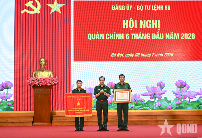 Lãnh đạo Bộ tư lệnh 86 trao các hình thức khen thưởng đối với tập thể, cá nhân có thành tích xuất sắc trong thực hiện nhiệm vụ. 