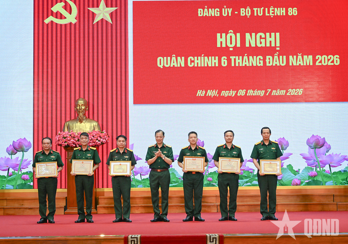  Lãnh đạo Bộ tư lệnh 86 trao các hình thức khen thưởng đối với tập thể, cá nhân có thành tích xuất sắc trong thực hiện nhiệm vụ.