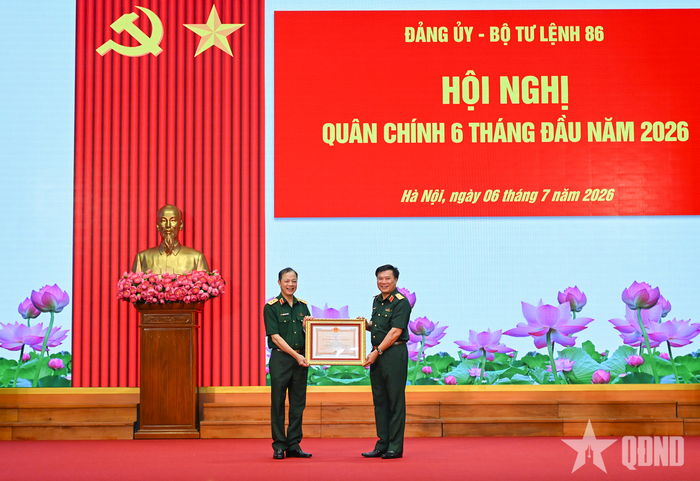  Thừa ủy quyền của Chủ tịch nước, Trung tướng Vũ Hữu Hanh trao Huân chương Bảo vệ Tổ quốc hạng Ba tặng Trung tướng Nguyễn Minh Thắng vì thành tích xuất sắc đột xuất trong bảo vệ nền tảng tư tưởng của Đảng, đấu tranh phản bác các quan điểm sai trái, thù địch, cơ hội chính trị trên không gian mạng.