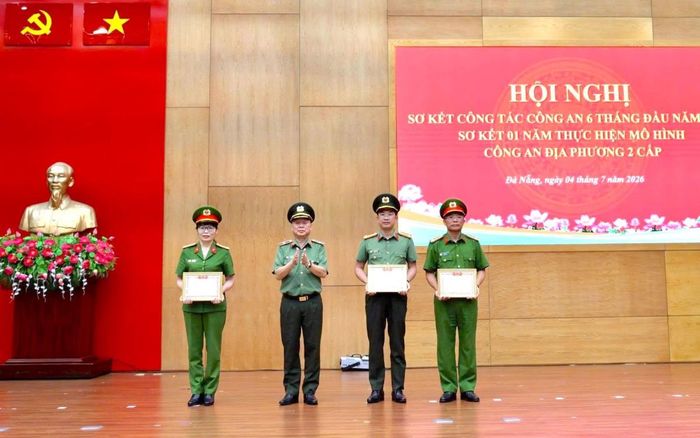 Thừa ủy quyền của Bộ trưởng Bộ Công an, Thiếu tướng Nguyễn Hữu Hợp trao Danh hiệu Chiến sĩ thi đua cơ sở năm 2025 cho các cá nhân là lãnh đạo Công an TP.