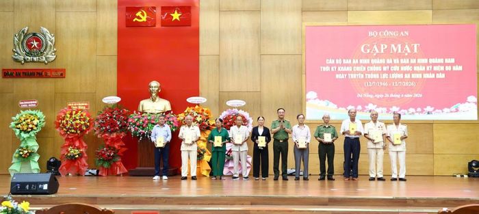 Anh hùng lực lượng vũ trang nhân dân Trần Công Dũng (thứ 2, trái qua) cùng các cán bộ lực lượng An ninh Quảng Đà được Thượng tướng Phạm Thế Tùng- Thứ trưởng Bộ Công an tặng quà của Bộ Công an nhân dịp gặp mặt lực lượng An ninh Quảng Đà hôm 26-6-2026.