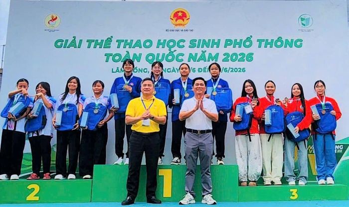 Các VĐV bơi lội TP Đà Nẵng trên bục nhận Huy chương Vàng.